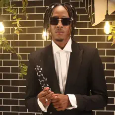 聆聽 Happy C、觀看音樂影片、閱讀小傳、查看巡演日期等！