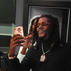 Lil Dougを聴いたり、ミュージックビデオを鑑賞したり、経歴やツアー日程などを確認したりしましょう！