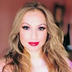 Ascolta Naila Zaman, guarda video musicali, leggi la biografia, vedi le date del tour & altro!