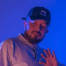 VILLA सुनें, म्यूज़िक वीडियो देखें, बायो पढ़ें, दौरे की तारीखें और बहुत कुछ देखें!