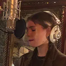 Escucha a Mia Becker, mira videos musicales, lee su biografía, consulta las fechas de las gira y más.