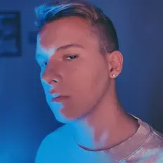 Poslechněte si interpreta Acho, sledujte hudební videa, přečtěte si životopis, podívejte se na data turné a další informace.