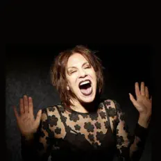 Tina Bを聴いたり、ミュージックビデオを鑑賞したり、経歴やツアー日程などを確認したりしましょう！