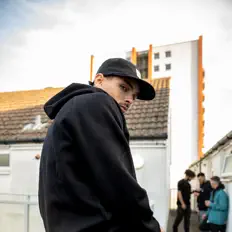 Hör dir DeBe an, schau dir Musikvideos an, lies die Biografie, finde Tourdaten und mehr!