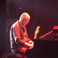 Ouve undefined, vê vídeos de música, lê a biografia, vê as datas da digressão e muito mais!