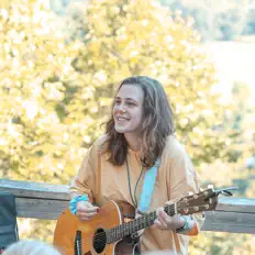 收听 M.E.B.、观看音乐视频、阅读小传、查看巡演日期等 ！