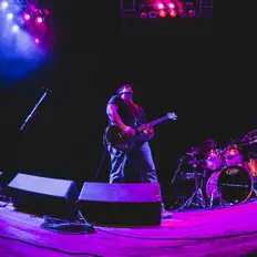 收听 Driven Astray、观看音乐视频、阅读小传、查看巡演日期等 ！