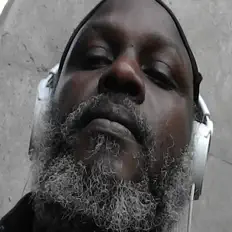 聆聽 IsRoyal、觀看音樂影片、閱讀小傳、查看巡演日期等！