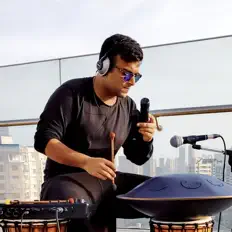 Mihir Chandan सुनें, म्यूज़िक वीडियो देखें, बायो पढ़ें, दौरे की तारीखें और बहुत कुछ देखें!
