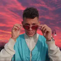 undefined dinle, müzik videolarını izle, biyografisini oku, tur tarihlerini ve daha fazlasını gör!