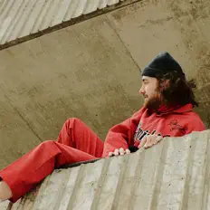 聆聽 Kodakludo、觀看音樂影片、閱讀小傳、查看巡演日期等！