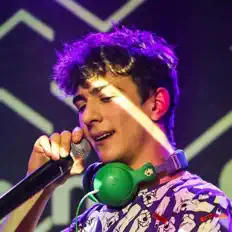 Rerj dinle, müzik videolarını izle, biyografisini oku, tur tarihlerini ve daha fazlasını gör!