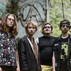 聆聽 Slumlord、觀看音樂影片、閱讀小傳、查看巡演日期等！