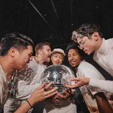 Hör dir Prixmo an, schau dir Musikvideos an, lies die Biografie, finde Tourdaten und mehr!