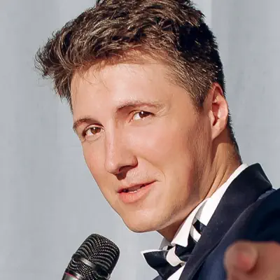 Poslechněte si interpreta Akadeimi, sledujte hudební videa, přečtěte si životopis, podívejte se na data turné a další informace.
