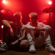 Opposites Attractを聴いたり、ミュージックビデオを鑑賞したり、経歴やツアー日程などを確認したりしましょう！