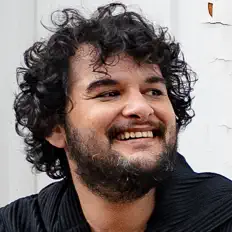 Deniz Küçükを聴いたり、ミュージックビデオを鑑賞したり、経歴やツアー日程などを確認したりしましょう！