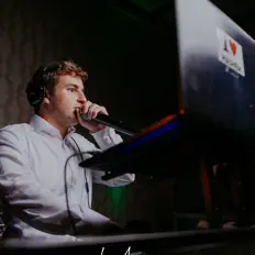 Hör dir Moshe Lang an, schau dir Musikvideos an, lies die Biografie, finde Tourdaten und mehr!