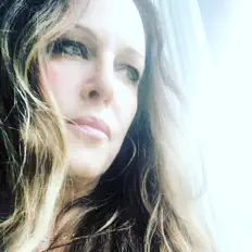 Chrissy Steeleを聴いたり、ミュージックビデオを鑑賞したり、経歴やツアー日程などを確認したりしましょう！