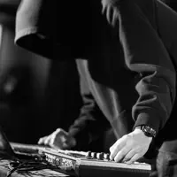 Ouça undefined, assista a videoclipes, leia a biografia, veja as datas das turnês e mais!