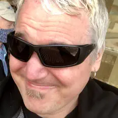 Poslechněte si interpreta Garner, sledujte hudební videa, přečtěte si životopis, podívejte se na data turné a další informace.