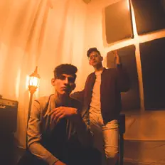 Hör dir KLAUSTRO an, schau dir Musikvideos an, lies die Biografie, finde Tourdaten und mehr!