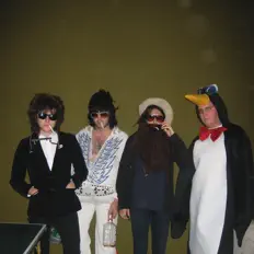 Ouve HYMNS, vê vídeos de música, lê a biografia, vê as datas da digressão e muito mais!