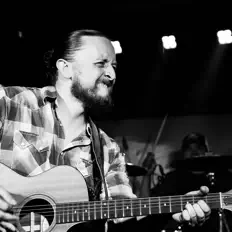 Colby Albright सुनें, म्यूज़िक वीडियो देखें, बायो पढ़ें, दौरे की तारीखें और बहुत कुछ देखें!