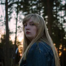 Ouça The Blonde Bitch In The Back, assista a videoclipes, leia a biografia, veja as datas das turnês e mais!
