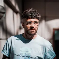 Ouve DIM FLO, vê vídeos de música, lê a biografia, vê as datas da digressão e muito mais!