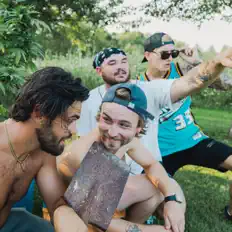 Ouve Scram, vê vídeos de música, lê a biografia, vê as datas da digressão e muito mais!