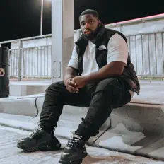 KjOを聴いたり、ミュージックビデオを鑑賞したり、経歴やツアー日程などを確認したりしましょう！