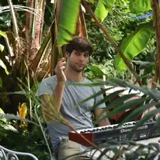 LeSonnar सुनें, म्यूज़िक वीडियो देखें, बायो पढ़ें, दौरे की तारीखें और बहुत कुछ देखें!