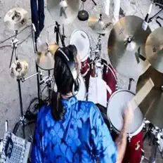 收听 dumdumdrum、观看音乐视频、阅读小传、查看巡演日期等 ！