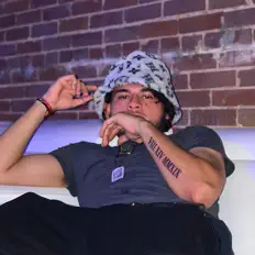 Poslechněte si interpreta G, sledujte hudební videa, přečtěte si životopis, podívejte se na data turné a další informace.