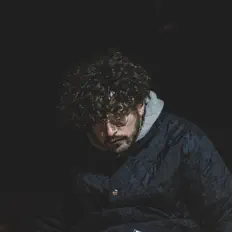 Posłuchaj wykonawcy Thaubi, obejrzyj teledyski, przeczytaj biografię, zobacz daty tras koncertowych i nie tylko!