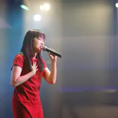 Escucha a Esther Mui, mira videos musicales, lee su biografía, consulta las fechas de las gira y más.