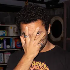 jottyを聴いたり、ミュージックビデオを鑑賞したり、経歴やツアー日程などを確認したりしましょう！