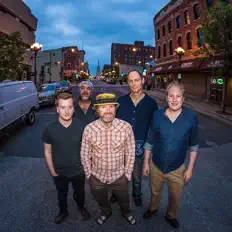 Hör dir Flibbertijibbet an, schau dir Musikvideos an, lies die Biografie, finde Tourdaten und mehr!