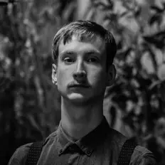 收听 Adiz、观看音乐视频、阅读小传、查看巡演日期等 ！