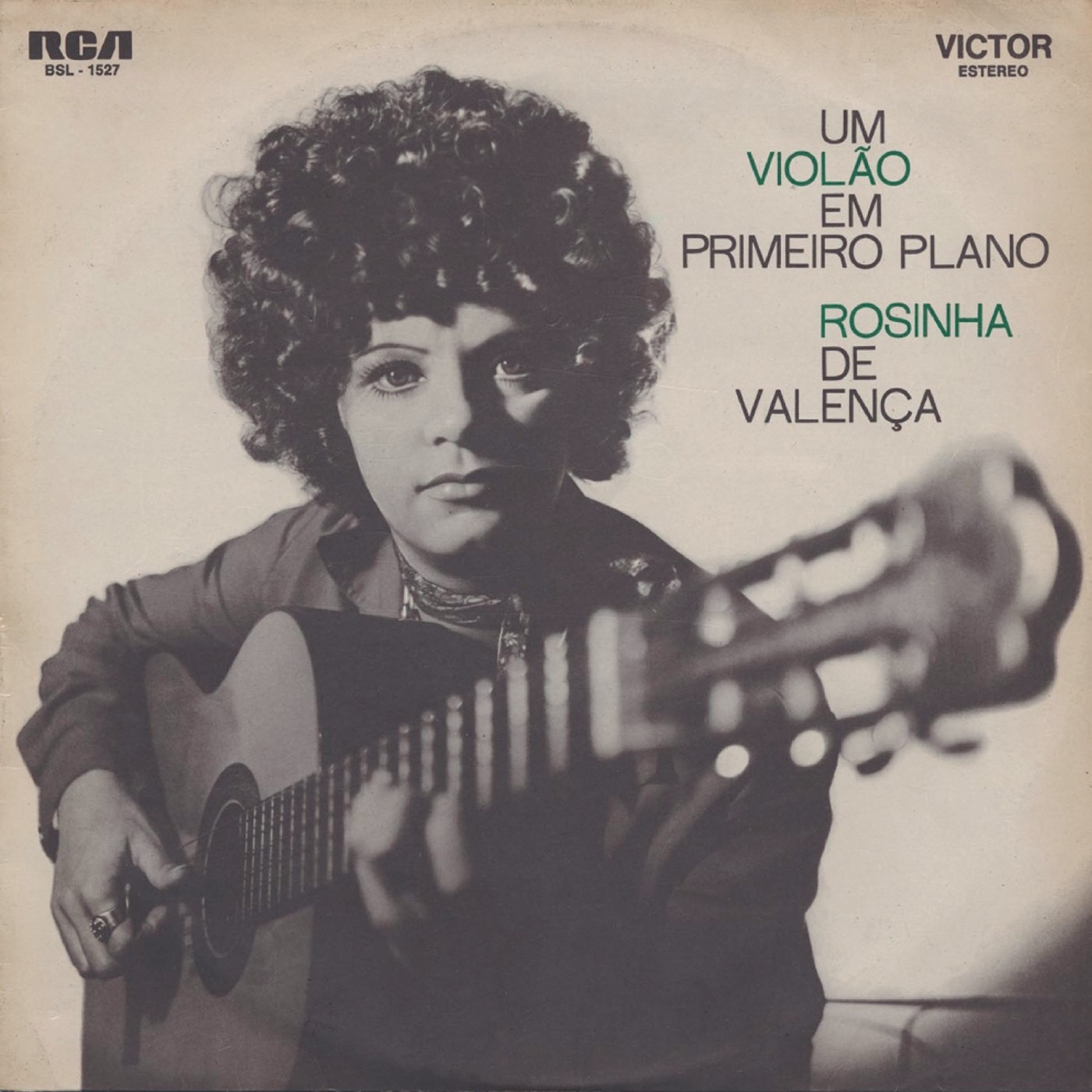 Um Violão em Primeiro Plano by Rosinha De Valença