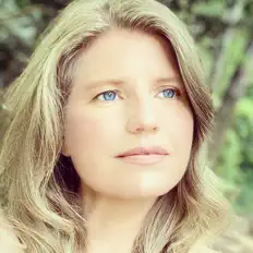 Dengarkan Kristin Callahan, tonton video musik, baca bio, lihat tanggal tur & lainnya!