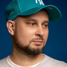 收听 O$KA、观看音乐视频、阅读小传、查看巡演日期等 ！