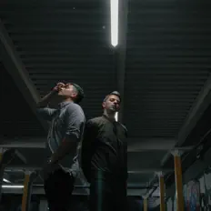 Garri&Larri dinle, müzik videolarını izle, biyografisini oku, tur tarihlerini ve daha fazlasını gör!