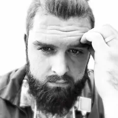 LJMSを聴いたり、ミュージックビデオを鑑賞したり、経歴やツアー日程などを確認したりしましょう！