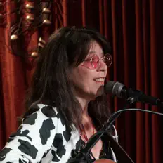 Dengarkan LindiMoo, tonton video musik, baca bio, lihat tanggal tur & lainnya!