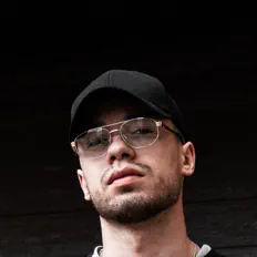Poslechněte si interpreta Malorne, sledujte hudební videa, přečtěte si životopis, podívejte se na data turné a další informace.