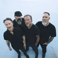 Hör dir undefined an, schau dir Musikvideos an, lies die Biografie, finde Tourdaten und mehr!