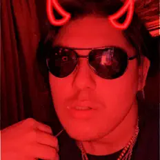 Yung Izzyを聴いたり、ミュージックビデオを鑑賞したり、経歴やツアー日程などを確認したりしましょう！