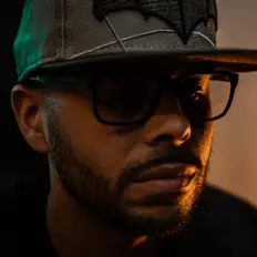 Posłuchaj wykonawcy Vega, obejrzyj teledyski, przeczytaj biografię, zobacz daty tras koncertowych i nie tylko!